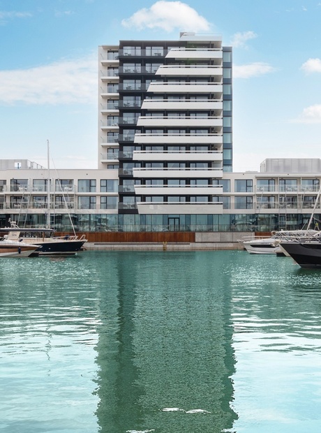 Moderne vannkants-hotell med leiligheter, balkonger mot marinaen, private båtplasser, glassentré og terrasser
