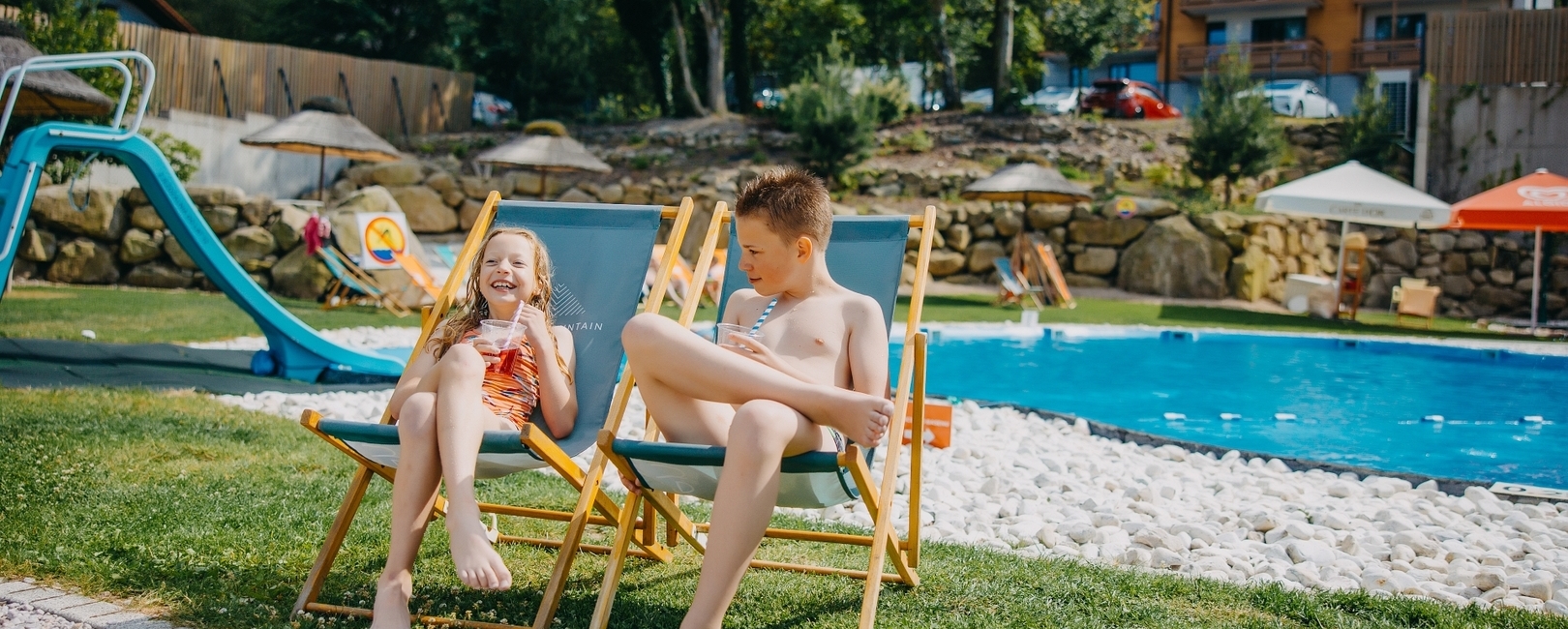 Hotel z basenem zewnętrznym i placem zabaw dla dzieci w Green Mountain w Karpaczu.