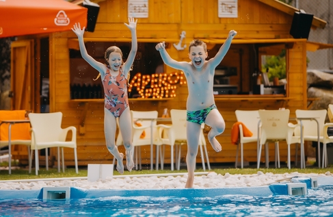 Zabawa dzieci w basenie zewnętrznym – hotel z basenem w Karpaczu.